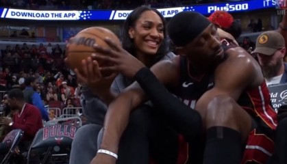 比赛还不开！阿德巴约场边与女友阿贾甜蜜互动 后者笑开颜