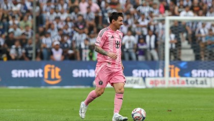 游戏玩法-秘鲁小孩得到梅西签名后，哭了！接受采访、感谢梅西！