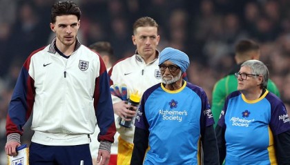 百家乐平台app-英格兰对阵威尔士比赛前，球员与阿尔兹海默症患者一同入场